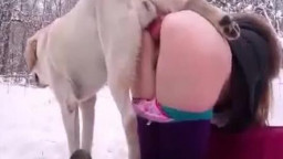Русское зоо порно в Сибири на снегу с собакой. Смотреть онлайн